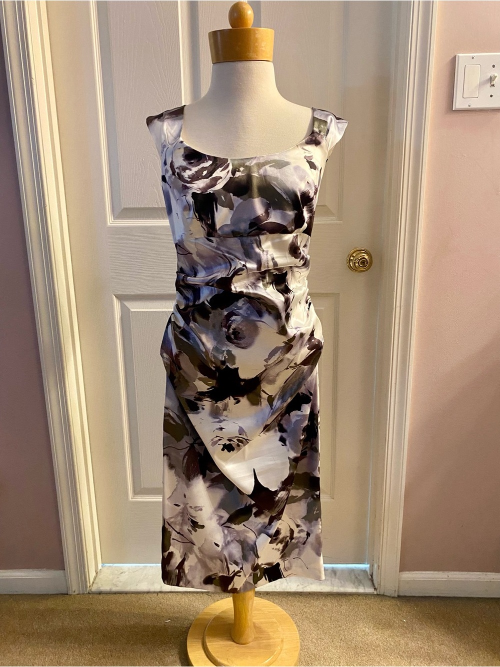 London Times Sleeveless Floral Midi Dress in White, Purple and Gray